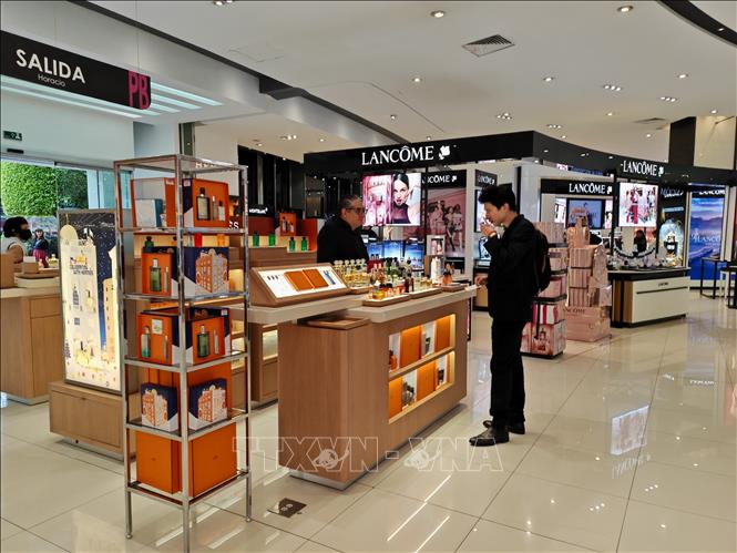 Người tiêu dùng Mexico mua quà tặng cho người thân, bạn bè trong dịp Giáng sinh. Ảnh: Phương Lan - PV TTXVN tại Mexico