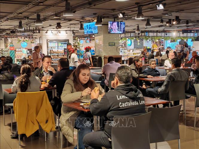 Khách dùng bữa tại nhà hàng ở Mexico. Ảnh: Phương Lan - PV TTXVN tại Mexico