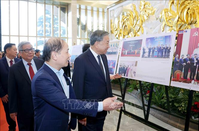 Tổng Bí thư Tô Lâm tham quan Trưng bày ảnh các hoạt động tiêu biểu của ngành Tuyên giáo và Dân vận năm 2025. Ảnh: Phương Hoa - TTXVN