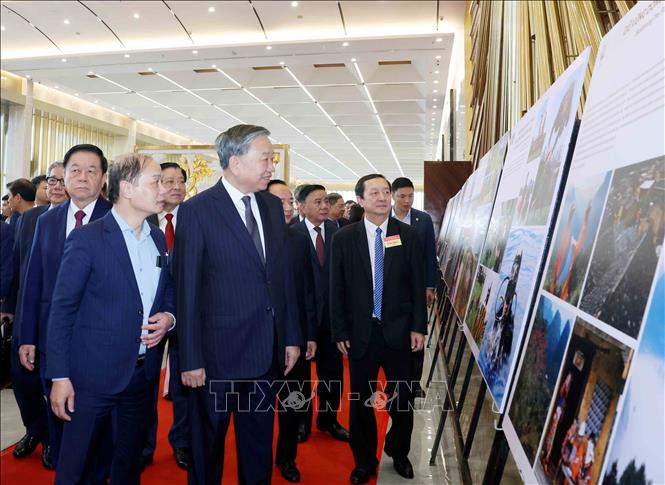 Tổng Bí thư Tô Lâm tham quan Trưng bày ảnh các hoạt động tiêu biểu của ngành Tuyên giáo và Dân vận năm 2025. Ảnh: Phương Hoa - TTXVN