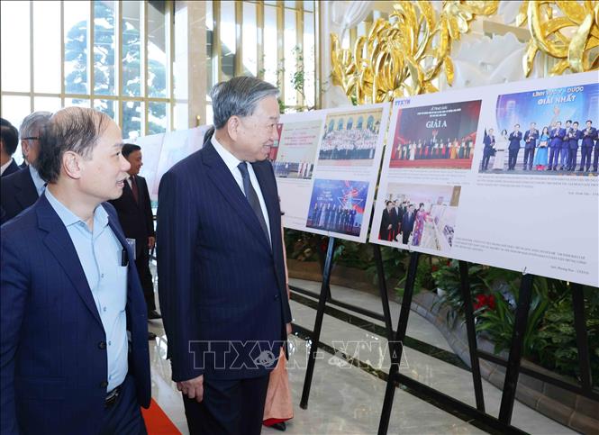 Tổng Bí thư Tô Lâm tham quan Trưng bày ảnh các hoạt động tiêu biểu của ngành Tuyên giáo và Dân vận năm 2025. Ảnh: Phương Hoa - TTXVN