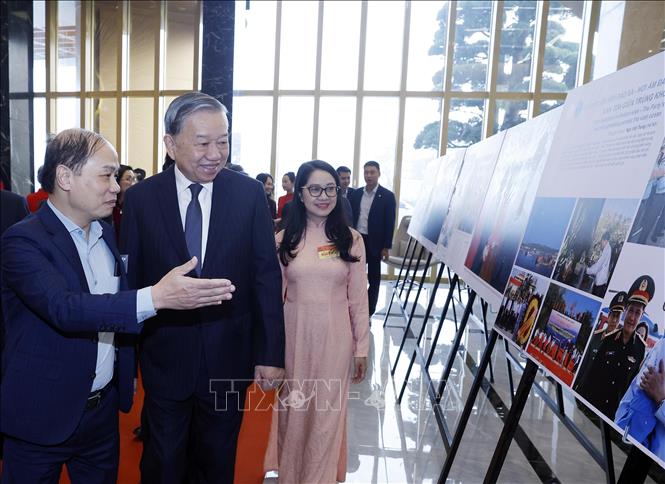 Tổng Bí thư Tô Lâm tham quan Trưng bày ảnh các hoạt động tiêu biểu của ngành Tuyên giáo và Dân vận năm 2025. Ảnh: Thống Nhất - TTXVN