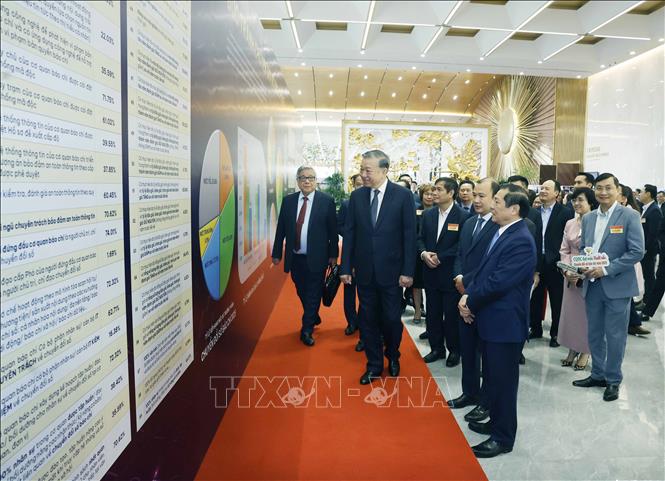 Tổng Bí thư Tô Lâm tham quan không gian trưng bày thành tựu chuyển đổi số trong báo chí. Ảnh: Thống Nhất - TTXVN