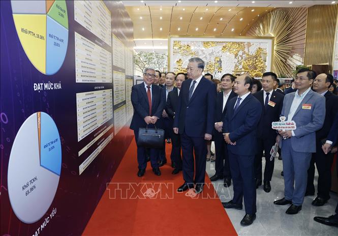 Tổng Bí thư Tô Lâm tham quan không gian trưng bày thành tựu chuyển đổi số trong báo chí. Ảnh: Thống Nhất - TTXVN