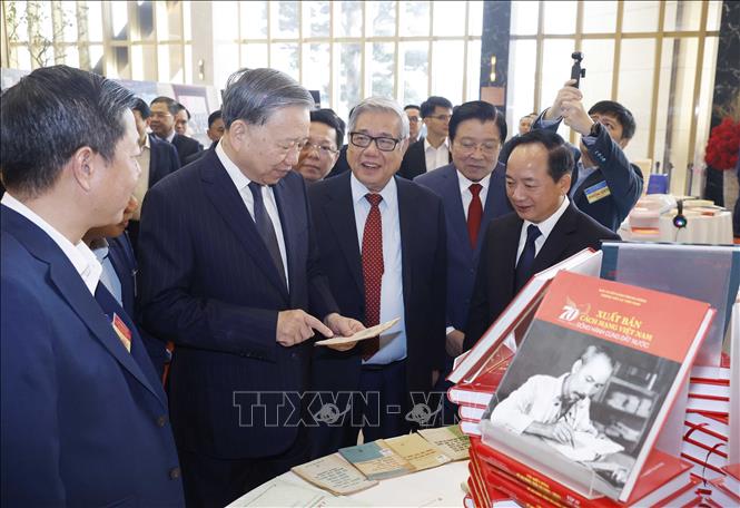 Tổng Bí thư Tô Lâm tham quan không gian trưng bày sách. Ảnh: Thống Nhất - TTXVN
