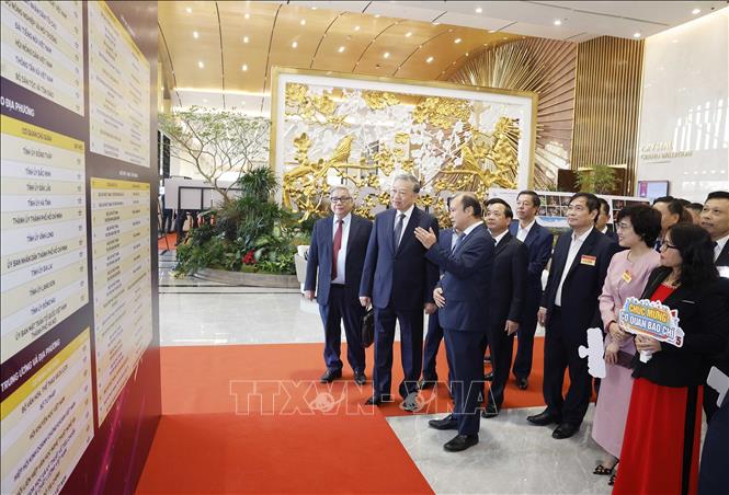 Tổng Bí thư Tô Lâm tham quan không gian trưng bày thành tựu chuyển đổi số trong báo chí. Ảnh: Thống Nhất - TTXVN