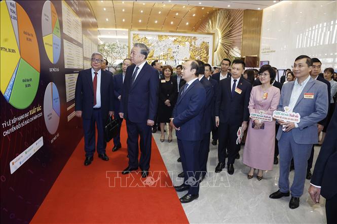 Tổng Bí thư Tô Lâm tham quan không gian trưng bày thành tựu chuyển đổi số trong báo chí. Ảnh: Thống Nhất - TTXVN