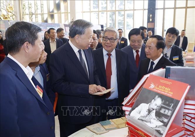 Tổng Bí thư Tô Lâm tham quan không gian trưng bày sách. Ảnh: Thống Nhất - TTXVN