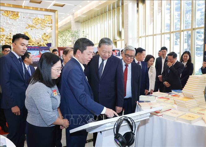 Tổng Bí thư Tô Lâm tham quan trưng bày các ấn phẩm xuất bản của ngành Tuyên giáo và Dân vận. Ảnh: Phương Hoa - TTXVN