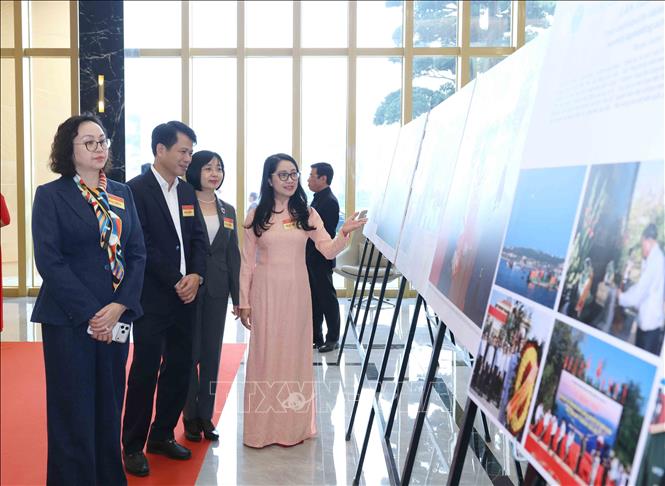 Đại biểu tham quan trưng bày ảnh các hoạt động tiêu biểu của ngành Tuyên giáo và Dân vận năm 2025. Ảnh: Phương Hoa - TTXVN