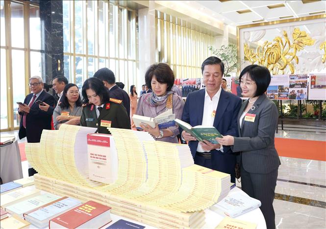 Đại biểu tham quan trưng bày các ấn phẩm xuất bản của ngành Tuyên giáo và Dân vận. Ảnh: Phương Hoa - TTXVN