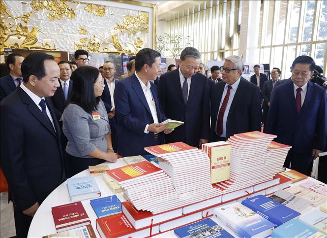 Tổng Bí thư Tô Lâm tham quan không gian trưng bày sách. Ảnh: Thống Nhất - TTXVN