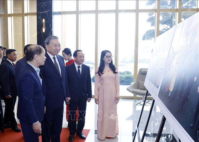 Tổng Bí thư Tô Lâm tham quan Trưng bày ảnh các hoạt động tiêu biểu của ngành Tuyên giáo và Dân vận năm 2025. Ảnh: Thống Nhất - TTXVN