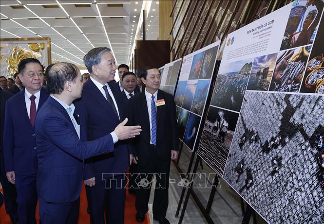 Tổng Bí thư Tô Lâm tham quan Trưng bày ảnh các hoạt động tiêu biểu của ngành Tuyên giáo và Dân vận năm 2025. Ảnh: Thống Nhất - TTXVN