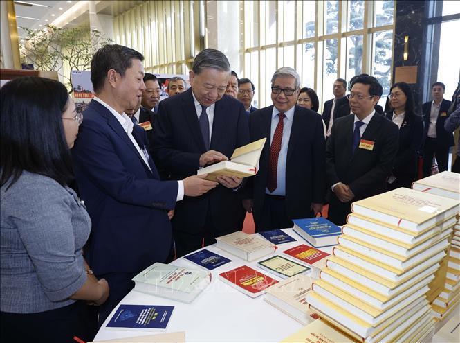 Tổng Bí thư Tô Lâm tham quan không gian trưng bày sách. Ảnh: Thống Nhất - TTXVN
