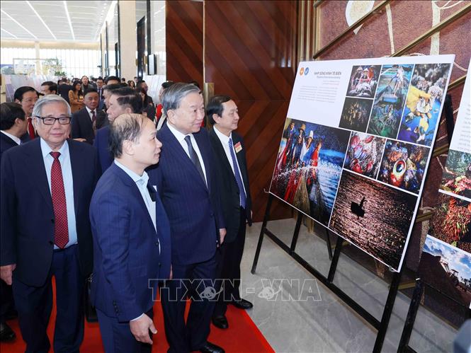 Tổng Bí thư Tô Lâm tham quan Trưng bày ảnh các hoạt động tiêu biểu của ngành Tuyên giáo và Dân vận năm 2025. Ảnh: Phương Hoa - TTXVN
