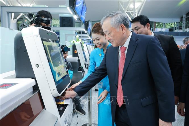 Deputy Prime Minister Nguyen Hoa Binh experiences the self-bag-drop at the Hanoi-based Noi Bai International Airport. VNA Photo