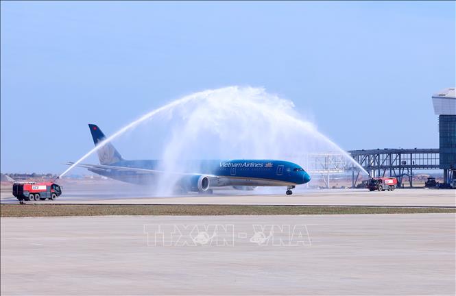 Máy bay Boeing 787 Dreamliner mang số hiệu VN1 của Hãng hàng không quốc gia Việt Nam (Vietnam Airlines) hạ cánh xuống đường băng số 1 sân bay quốc tế Long Thành. sáng 19/12. Ảnh: Quốc Khánh - TTXVN