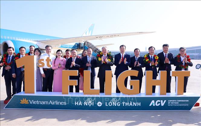 Phó Thủ tướng thường trực Chính phủ Nguyễn Hòa Bình cùng các vị khách trên chuyến bay đặc biệt đầu tiên hạ cánh xuống sân bay quốc tế Long Thành, sáng 19/12. Ảnh: Quốc Khánh - TTXVN