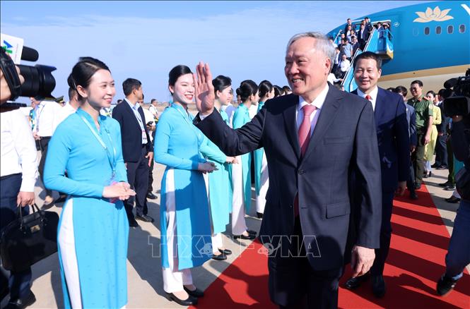 Phó Thủ tướng thường trực Chính phủ Nguyễn Hòa Bình là vị khách đặc biệt trên chuyến bay chở khách đầu tiên hạ cánh xuống sân bay quốc tế Long Thành, sáng 19/12. Ảnh: Quốc Khánh - TTXVN