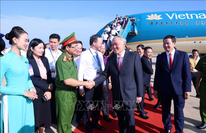 Phó Thủ tướng thường trực Chính phủ Nguyễn Hòa Bình là vị khách đặc biệt trên chuyến bay chở khách đầu tiên hạ cánh xuống sân bay quốc tế Long Thành, sáng 19/12. Ảnh: Quốc Khánh - TTXVN