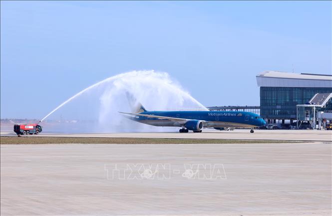 Máy bay Boeing 787 Dreamliner mang số hiệu VN1 của Hãng hàng không quốc gia Việt Nam (Vietnam Airlines) hạ cánh xuống đường băng số 1 sân bay quốc tế Long Thành. sáng 19/12. Ảnh: Quốc Khánh - TTXVN