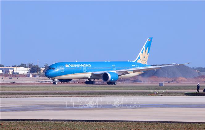 Máy bay Boeing 787 Dreamliner mang số hiệu VN1 của Hãng hàng không quốc gia Việt Nam (Vietnam Airlines) hạ cánh xuống đường băng số 1 sân bay quốc tế Long Thành. sáng 19/12. Ảnh: Quốc Khánh - TTXVN