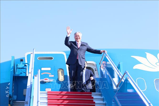 Phó Thủ tướng thường trực Chính phủ Nguyễn Hòa Bình là vị khách đặc biệt trên chuyến bay chở khách đầu tiên hạ cánh xuống sân bay quốc tế Long Thành, sáng 19/12. Ảnh: Quốc Khánh - TTXVN