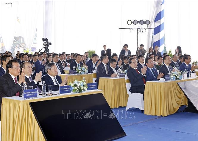 Chủ tịch Quốc hội Trần Thanh Mẫn và các đại biểu dự lễ khởi công Dự án Đầu tư xây dựng Trục Đại lộ Cảnh quan sông Hồng. Ảnh: Doãn Tấn - TTXVN
