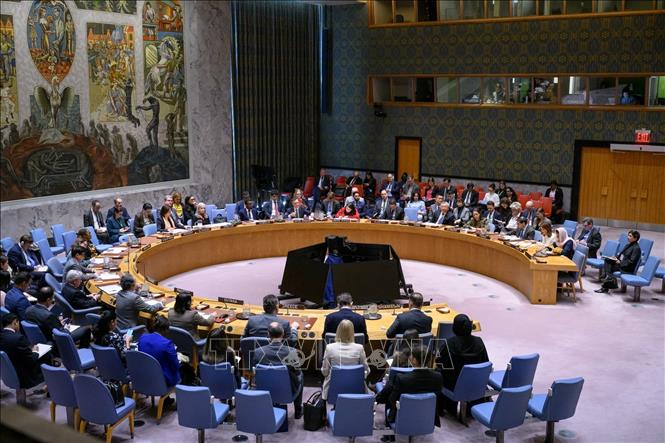 Trong thư gửi Hội đồng Bảo an Liên hợp quốc (HĐBA LHQ) ngày 17/12/2025, Venezuela đề nghị hội đồng gồm 15 nước thành viên nhóm họp để thảo luận căng thẳng giữa nước này và Mỹ. Lời kêu gọi trên được đưa ra sau khi Tổng thống Mỹ Donald Trump ra lệnh áp đặt “phong tỏa hoàn toàn và triệt để” đối với tất cả tàu chở dầu trong diện bị trừng phạt và có hoạt động ra vào Venezuela. Ảnh (tư liệu): Quang cảnh cuộc họp HĐBA LHQ tại New York, Mỹ. Ảnh: THX/TTXVN