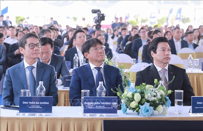 Các đại biểu dự Lễ khởi công Dự án đầu tư xây dựng trục đại lộ cảnh quan sông Hồng trên địa bàn thành phố Hà Nội. Ảnh: Phan Phương -  TTXVN