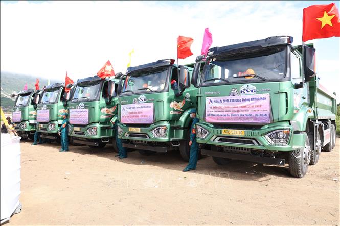 Các phương tiện tại lễ khởi công. Ảnh: Đặng Tuấn-TTXVN
