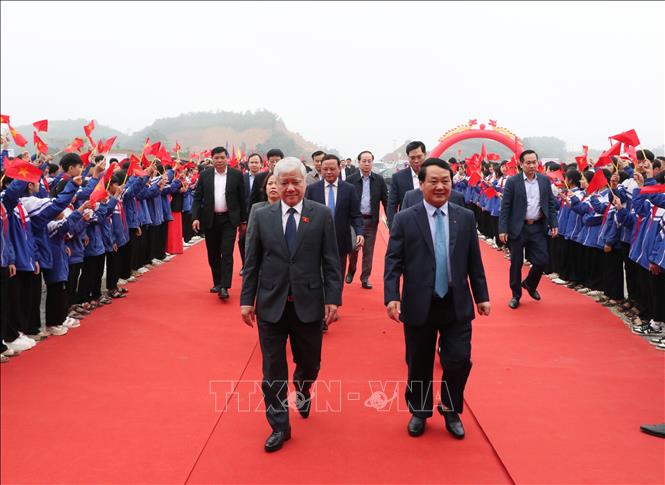 Đồng chí Đỗ Văn Chiến, Ủy viên Bộ Chính trị, Phó Chủ tịch Thường trực Quốc hội, dự lễ thông xe. Ảnh: Đức Thọ - TTXVN