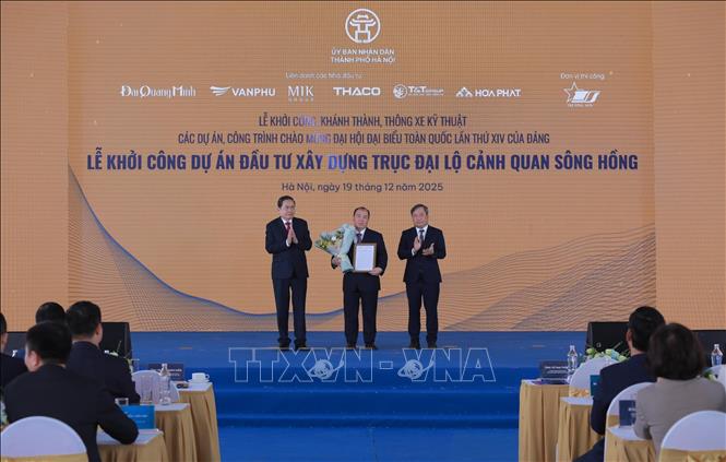 Chủ tịch Quốc hội Trần Thanh Mẫn trao chứng nhận đầu tư cho đại diện chủ đầu tư lại buổi lễ khởi công dự án đầu tư xây dựng Trục Đại lộ cảnh quan sông Hồng trên địa bàn thành phố Hà Nội. Ảnh: Phan Phương -  TTXVN