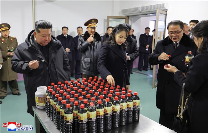 Ngày 16/12/2025, hãng thông tấn trung ương Triều Tiên (KCNA) cho biết nhà lãnh đạo nước này Kim Jong Un đã tham dự lễ cắt băng khánh thành khu phức hợp công nghiệp ở huyện Kangdong, ngoại ô Bình Nhưỡng vào ngày 15/12. Nhà lãnh đạo Triều Tiên Kim Jong Un khẳng định giá trị của “cuộc cách mạng công nghiệp khu vực” không chỉ nằm ở việc tạo ra của cải vật chất, mà còn ở việc nâng cao nhận thức và tinh thần trách nhiệm của đội ngũ cán bộ và người lao động, phù hợp với yêu cầu của thời kỳ mới. Ảnh: Yonhap/TTXVN