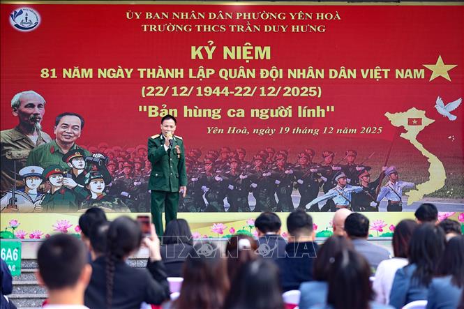 Đại diện cựu chiến binh chia sẻ về những kỷ niệm của người lính và gửi gắm niềm tin vào học sinh, thế hệ trẻ hôm nay tiếp tục xây dựng và bảo vệ Tổ quốc. Ảnh: Thanh Tùng - TTXVN