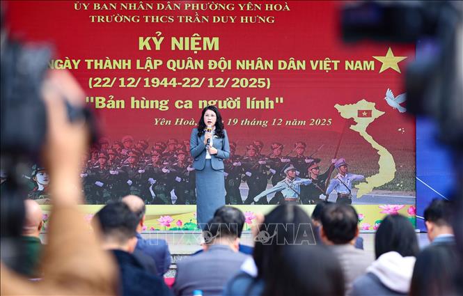 NGƯT Lê Kim Anh, Hiệu trưởng trường THCS Trần Duy Hưng, phường Yên Hòa (Hà Nội), căn dặn học sinh hãy noi theo tấm gương bộ đội cụ Hồ, không ngừng rèn luyện đạo đức, tôi luyện lý trí, dám ước mơ, dám cống hiến, để xây dựng tương lai đất nước. Ảnh: Thanh Tùng - TTXVN