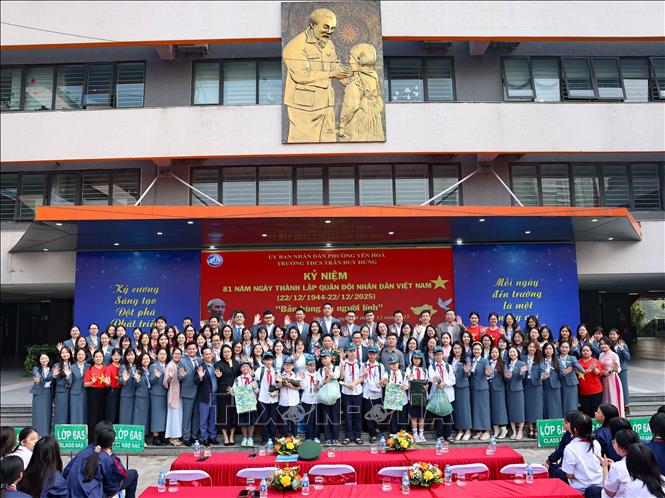 Tập thể cán bộ, giáo viên trường THCS Trần Duy Hưng, phường Yên Hòa (Hà Nội) cùng các đại biểu và học sinh nhà trường trong chương trình. Ảnh: Thanh Tùng - TTXVN