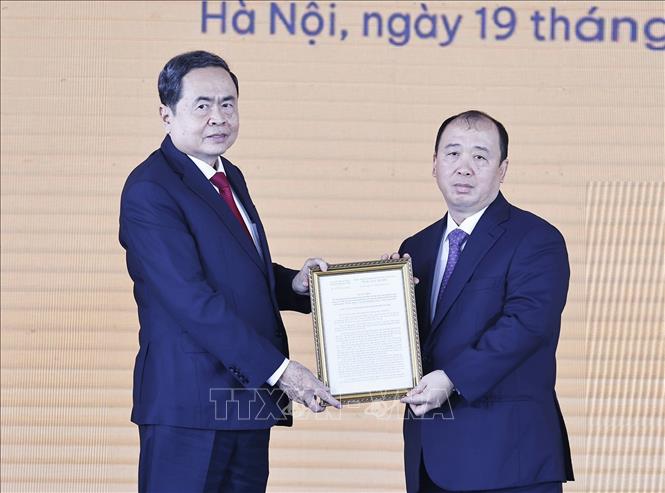 Chủ tịch Quốc hội Trần Thanh Mẫn trao Giấy phép đầu tư cho Liên danh các Nhà đầu tư Đại Quang Minh - Văn Phú - MIK Group - Thaco - T&T Group - Tập đoàn Hòa Phát. Ảnh: Doãn Tấn- TTXVN