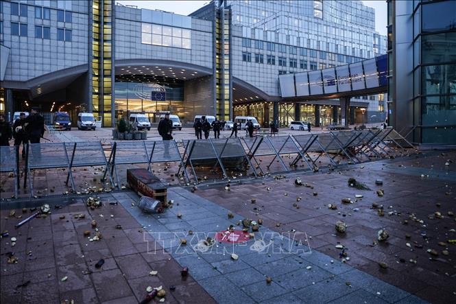 Quang cảnh bên ngoài trụ sở Hội đồng châu Âu ở Brussels, Bỉ trong bối cảnh diễn ra biểu tình của nông dân phản đối nhiều chính sách nông nghiệp của EU, ngày 18/12/2025. Ảnh: THX/TTXVN