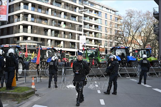 Quang cảnh bên ngoài trụ sở Hội đồng châu Âu ở Brussels, Bỉ trong bối cảnh diễn ra biểu tình của nông dân phản đối nhiều chính sách nông nghiệp của EU, ngày 18/12/2025. Ảnh: THX/TTXVN
