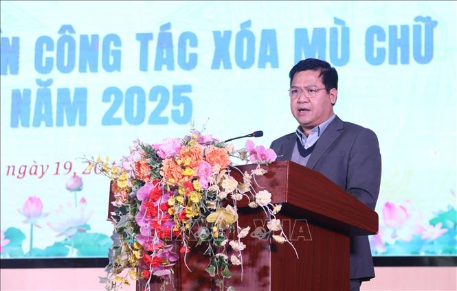 Phó Giám đốc Sở Giáo dục và Đào tạo Lạng Sơn Đặng Hồng Cường phát biểu khai mạc Liên hoan. Ảnh: Anh Tuấn - TTXVN