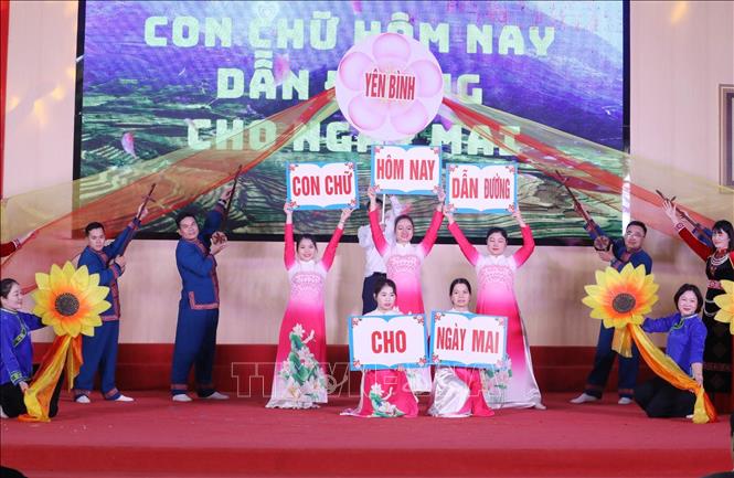 Phần thi của đội xã Yên Bình tại Liên hoan. Ảnh: Anh Tuấn – TTXVN