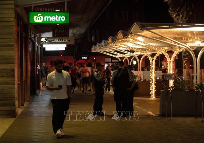 Ít nhất 16 người đã thiệt mạng và 22 người bị thương trong vụ xả súng tại bãi biển Bondi ở thành phố Sydney của Australia ngày 14/12/2025. Những đối tượng có vũ trang đã nổ súng khi sự kiện Hanukkah đang diễn ra tại bãi biển nổi tiếng này với sự tham dự của khoảng 2.000 thành viên cộng đồng Do Thái. Ảnh: Hiện trường vụ xả súng tại bãi biển Bondi ở Sydney, Australia. Ảnh: THX/TTXVN