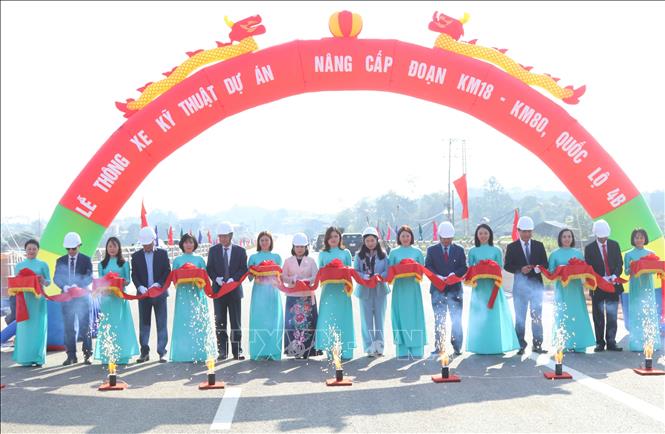 Các đại biểu thực hiện nghi thức cắt băng thông xe kỹ thuật Dự án Nâng cấp đoạn Km18–Km80, Quốc lộ 4B (tỉnh Lạng Sơn). Ảnh: Quang Duy – TTXVN