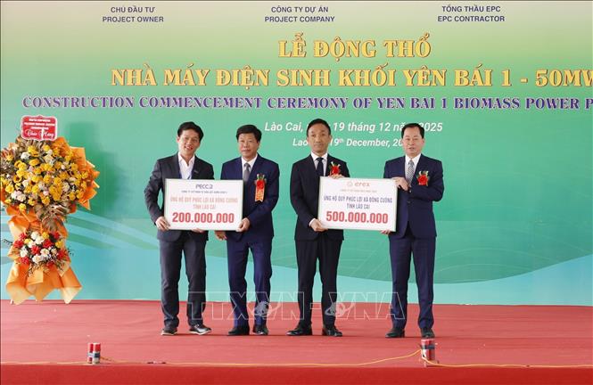 Công ty Cổ phần Erex Nhật Bản ủng hộ 500 triệu đồng và Công ty Cổ phần Tư vấn Xây dựng Điện 2 ủng hộ 200 triệu đồng cho Quỹ “Phúc lợi - An sinh xã hội” của xã Đông Cuông. Ảnh: Tuấn Anh - TTXVN