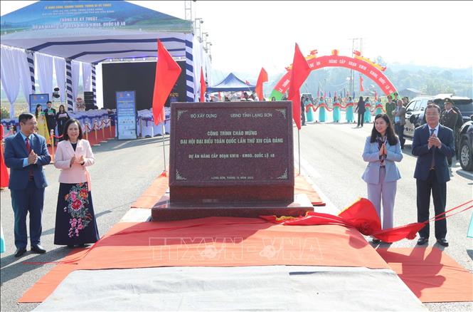 Các đại biểu thực hiện nghi thức gắn biển công trình Dự án Nâng cấp đoạn Km18–Km80, Quốc lộ 4B (tỉnh Lạng Sơn). Ảnh: Quang Duy – TTXVN