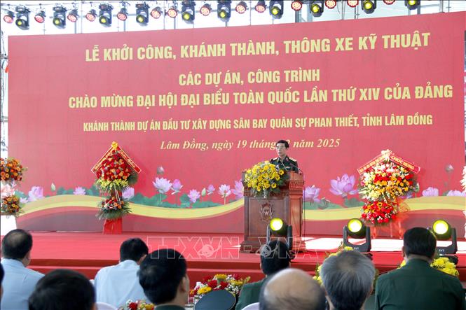 General Phan Van Giang, Politburo member and Minister of National Defence, addresses the ground-breaking ceremony of the Phan Thiet airport in Lam Dong province. VNA Photo