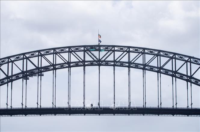 Ít nhất 16 người đã thiệt mạng và 22 người bị thương trong vụ xả súng tại bãi biển Bondi ở thành phố Sydney của Australia ngày 14/12/2025. Những đối tượng có vũ trang đã nổ súng khi sự kiện Hanukkah đang diễn ra tại bãi biển nổi tiếng này với sự tham dự của khoảng 2.000 thành viên cộng đồng Do Thái. Ảnh: Treo cờ rủ tưởng niệm các nạn nhân trong vụ xả súng tại Sydney, Australia. Ảnh: THX/TTXVN