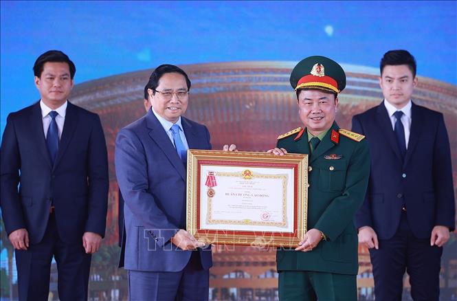 Thủ tướng Phạm Minh Chính trao Huân chương Lao động hạng Ba cho các tập thể có thành tích xuất sắc tiêu biểu. Ảnh: Dương Giang-TTXVN

